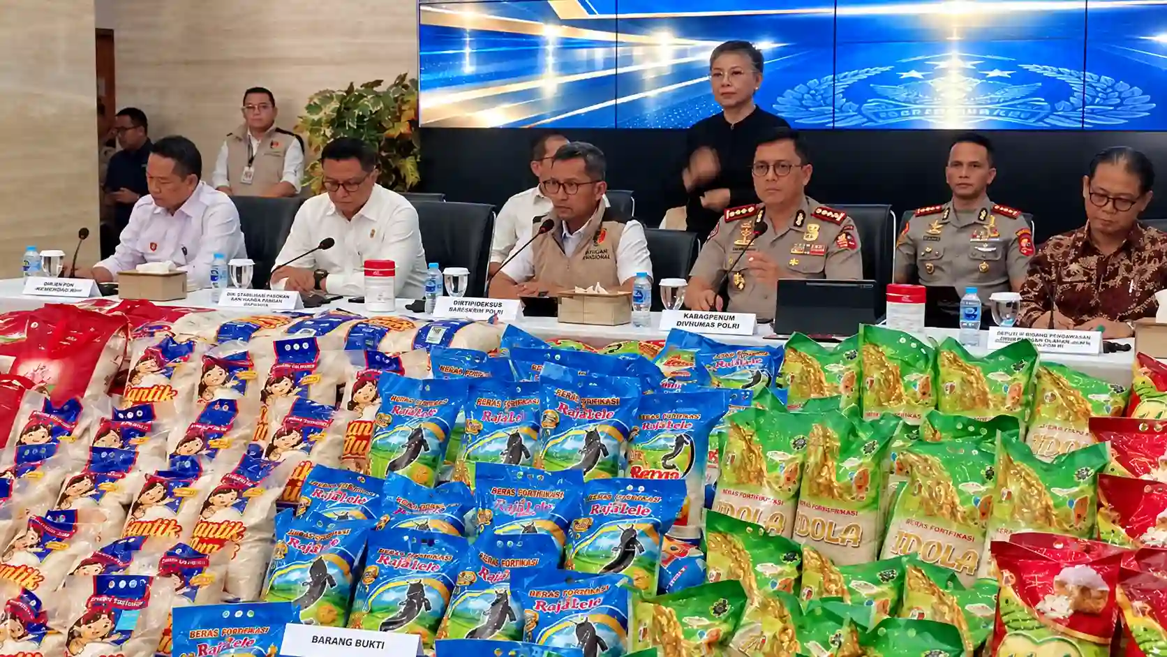 Barang bukti beras fortifikasi dalam konferensi pers Bareskrim Polri.