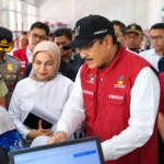 Saifullah Yusuf meninjau operasionalisasi penyaluran bansos melalui KDMP Sidorejo di Lamongan.