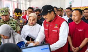 Kunjungan Resmi Distribusi Bantuan Sosial Saifullah Yusuf meninjau operasionalisasi penyaluran bansos melalui KDMP Sidorejo di Lamongan.
