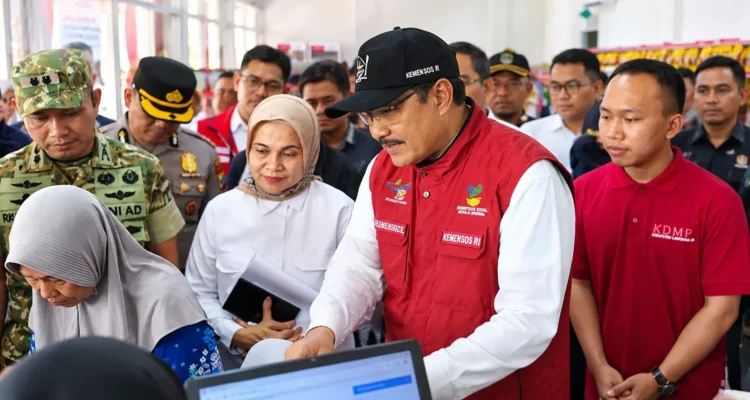 Saifullah Yusuf meninjau operasionalisasi penyaluran bansos melalui KDMP Sidorejo di Lamongan.