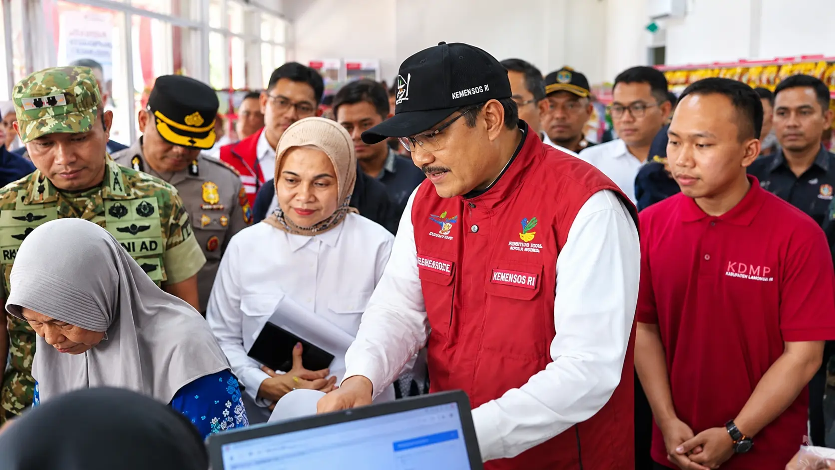 Saifullah Yusuf meninjau operasionalisasi penyaluran bansos melalui KDMP Sidorejo di Lamongan.
