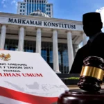 Ilustrasi gedung Mahkamah Konstitusi dan UU Pemilu dalam gugatan syarat pendidikan capres-cawapres.