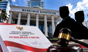 Ilustrasi gedung Mahkamah Konstitusi dan UU Pemilu dalam gugatan syarat pendidikan capres-cawapres.