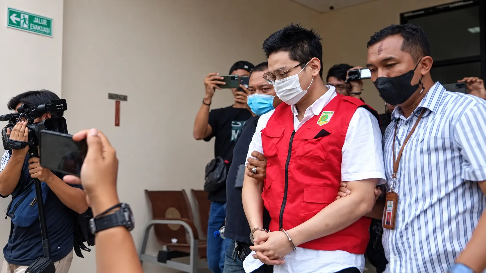 Indra Kenz saat menjalani proses hukum terkait kasus Binomo