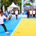Andra Soni melakukan servis bola voli saat pembukaan Turnamen Voli Piala Gubernur Banten di Kota Serang.