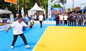 Servis Pembuka Turnamen Volley Wars Andra Soni melakukan servis bola voli saat pembukaan Turnamen Voli Piala Gubernur Banten di Kota Serang.