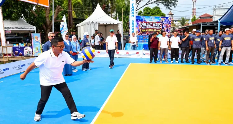 Andra Soni melakukan servis bola voli saat pembukaan Turnamen Voli Piala Gubernur Banten di Kota Serang.