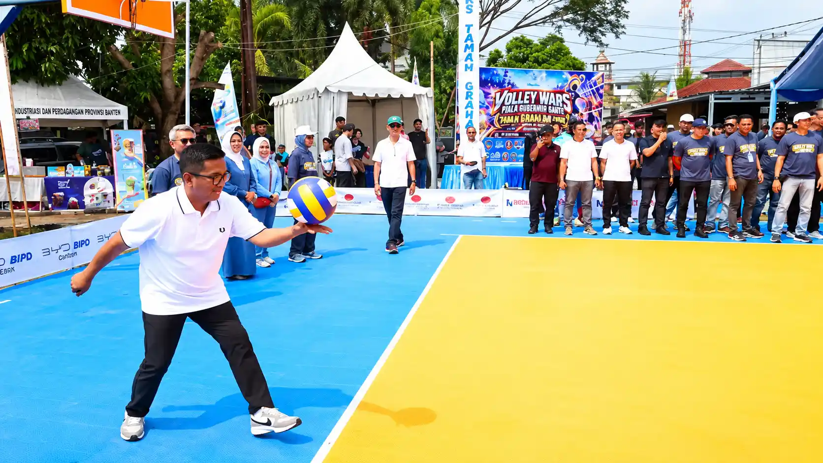 Andra Soni melakukan servis bola voli saat pembukaan Turnamen Voli Piala Gubernur Banten di Kota Serang.