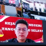 Indra Kenz mengikuti persidangan secara daring