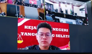 Indra Kenz Mengikuti Persidangan Daring Indra Kenz mengikuti persidangan secara daring