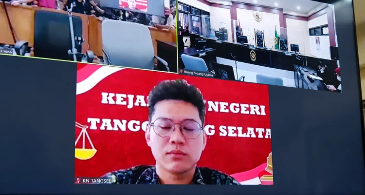 Indra Kenz mengikuti persidangan secara daring