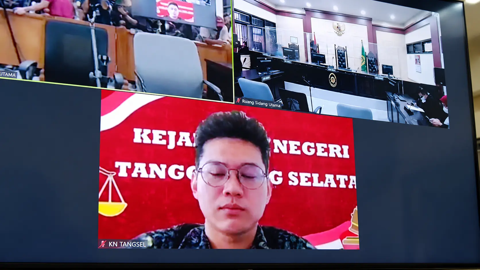 Indra Kenz mengikuti persidangan secara daring