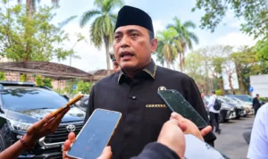 Ketua DPRD Kabupaten Serang Bahrul Ulum memberikan keterangan kepada wartawan