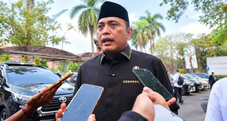 Ketua DPRD Kabupaten Serang Bahrul Ulum memberikan keterangan kepada wartawan