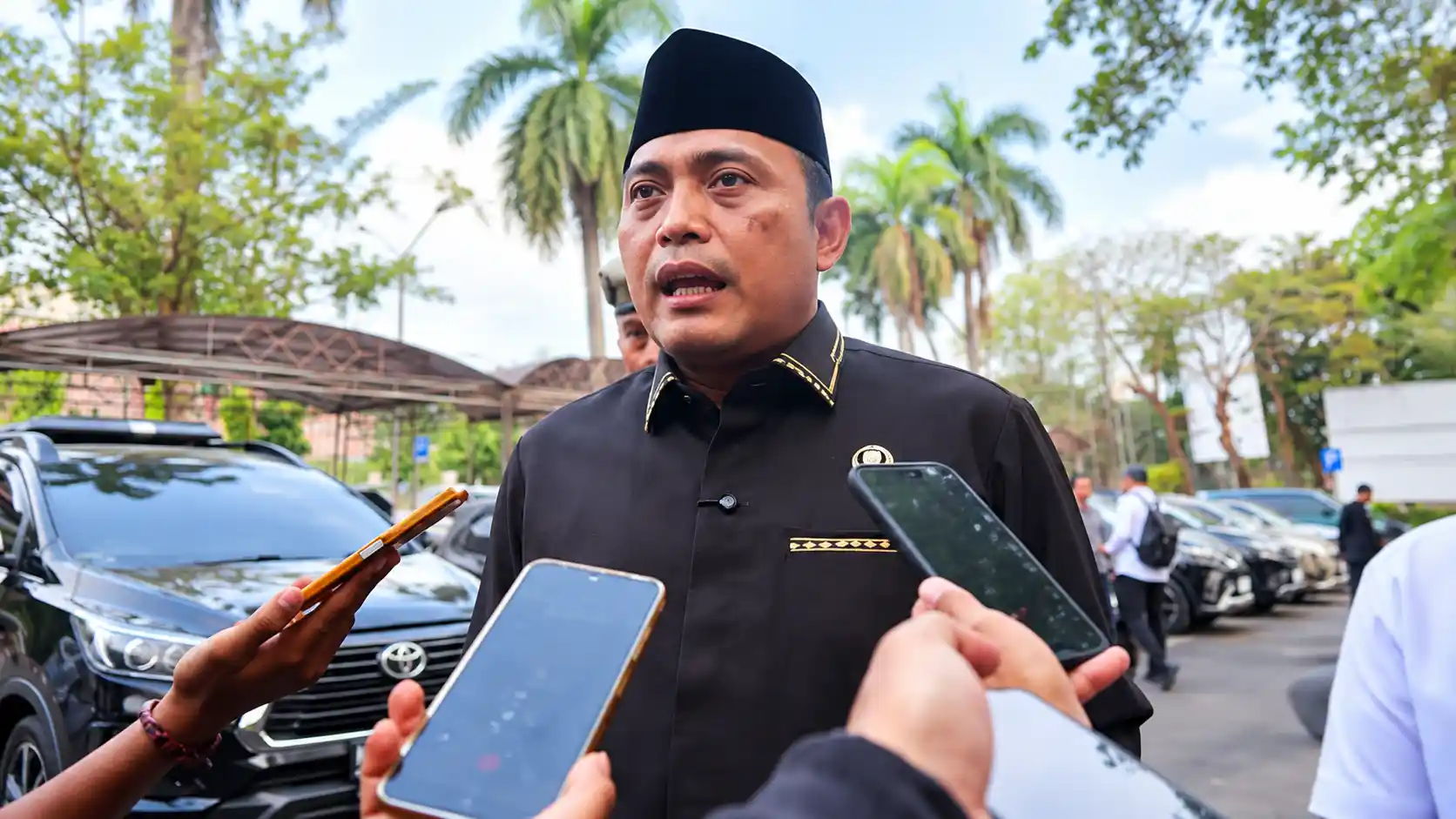 Ketua DPRD Kabupaten Serang Bahrul Ulum memberikan keterangan kepada wartawan