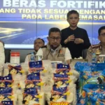Konferensi pers pengungkapan beras fortifikasi yang tidak sesuai klaim pada label kemasan.