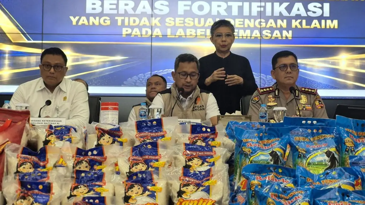 Konferensi pers pengungkapan beras fortifikasi yang tidak sesuai klaim pada label kemasan.