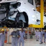 Pekerja melakukan aktivitas produksi di pabrik industri Banten