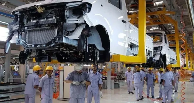 Pekerja melakukan aktivitas produksi di pabrik industri Banten
