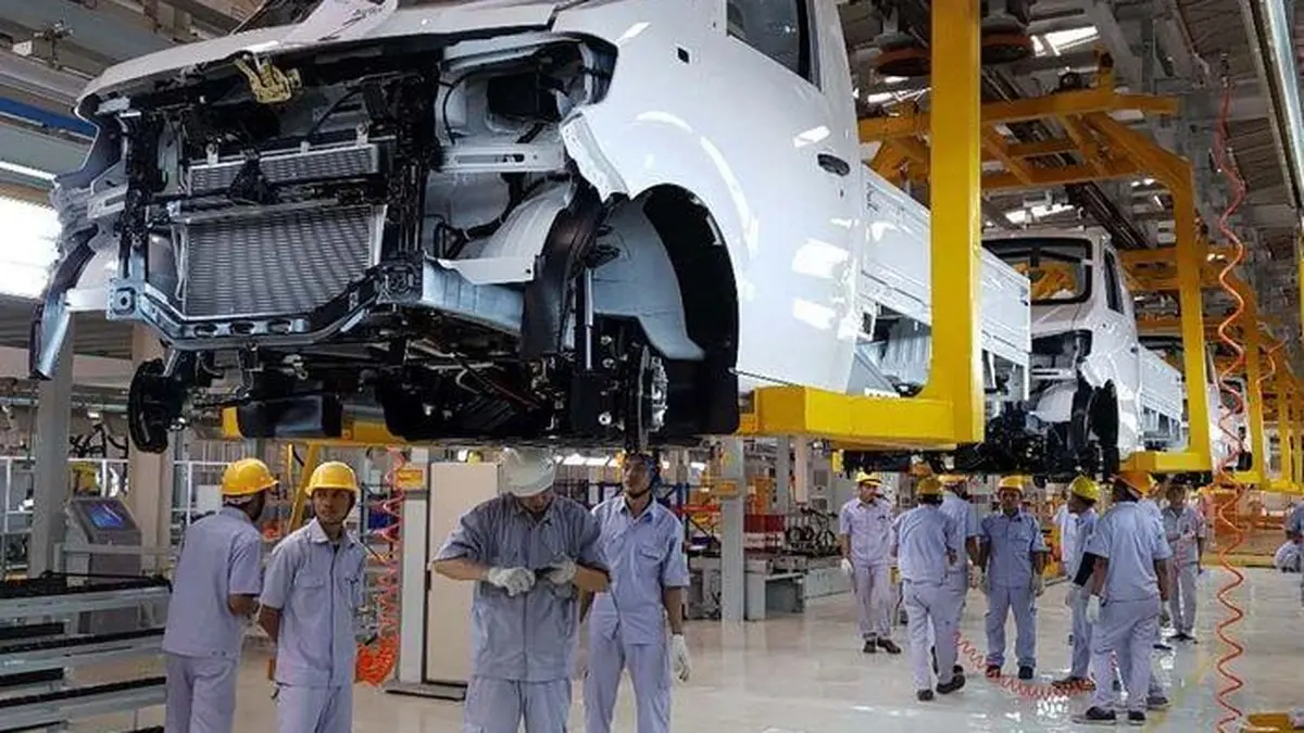 Pekerja melakukan aktivitas produksi di pabrik industri Banten