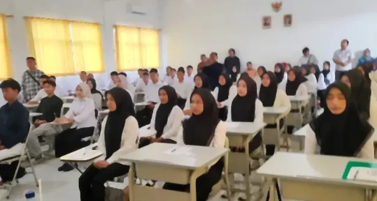 Peserta seleksi calon pekerja di Kabupaten Serang mengikuti proses rekrutmen.
