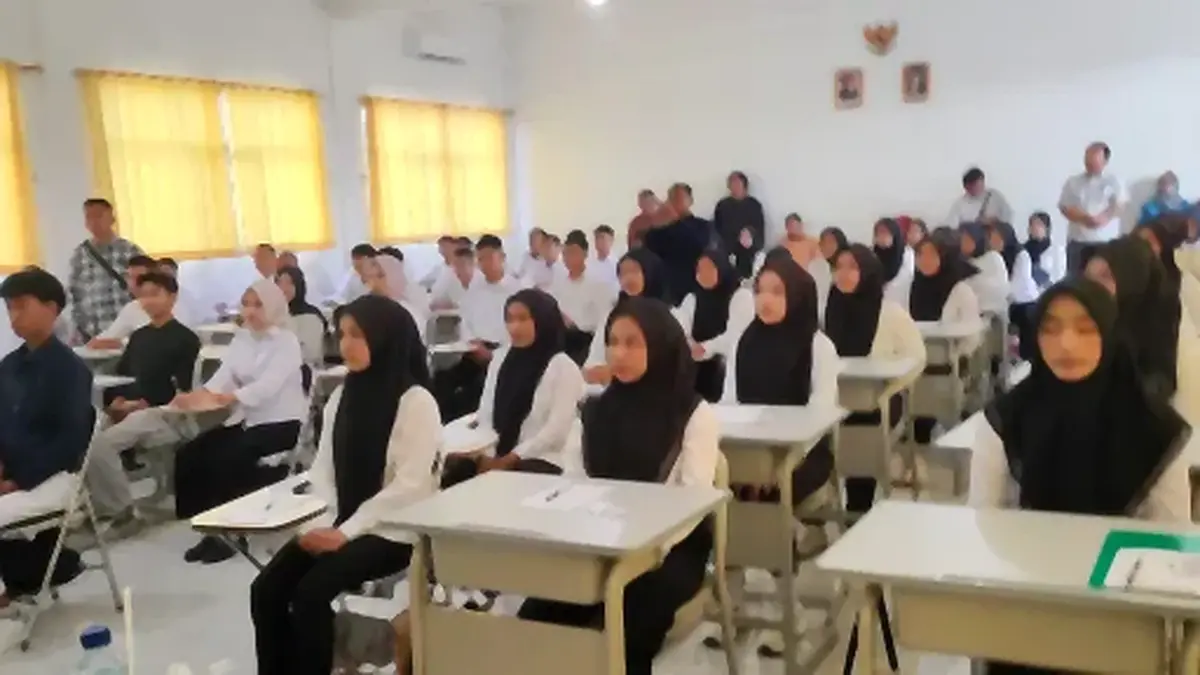 Peserta seleksi calon pekerja di Kabupaten Serang mengikuti proses rekrutmen.