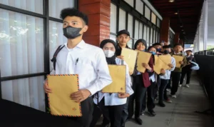 analistis-pencari-kerja-1200x675(1) Anak muda pencari kerja membawa berkas saat mencari pekerjaan