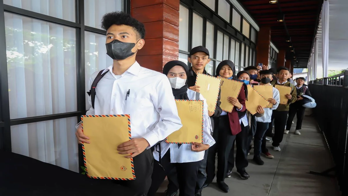 Anak muda pencari kerja membawa berkas saat mencari pekerjaan