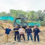 Ekskavator Kobelco di lokasi tambang batu bara tanpa izin di Lebak