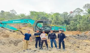Tambang Batu Bara Tanpa Izin di Lebak Ekskavator Kobelco di lokasi tambang batu bara tanpa izin di Lebak