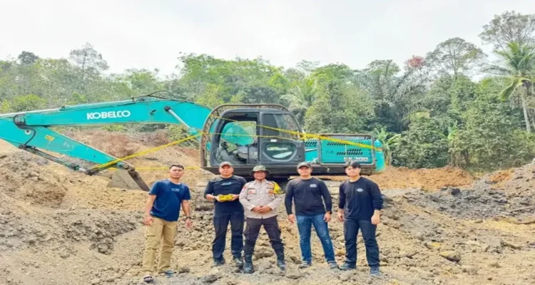 Ekskavator Kobelco di lokasi tambang batu bara tanpa izin di Lebak
