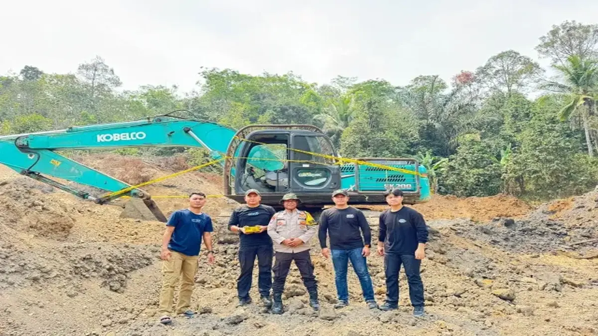 Ekskavator Kobelco di lokasi tambang batu bara tanpa izin di Lebak