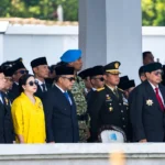 Jajaran pejabat dan prajurit TNI mengikuti upacara HUT ke-81 TNI