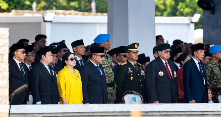 Jajaran pejabat dan prajurit TNI mengikuti upacara HUT ke-81 TNI