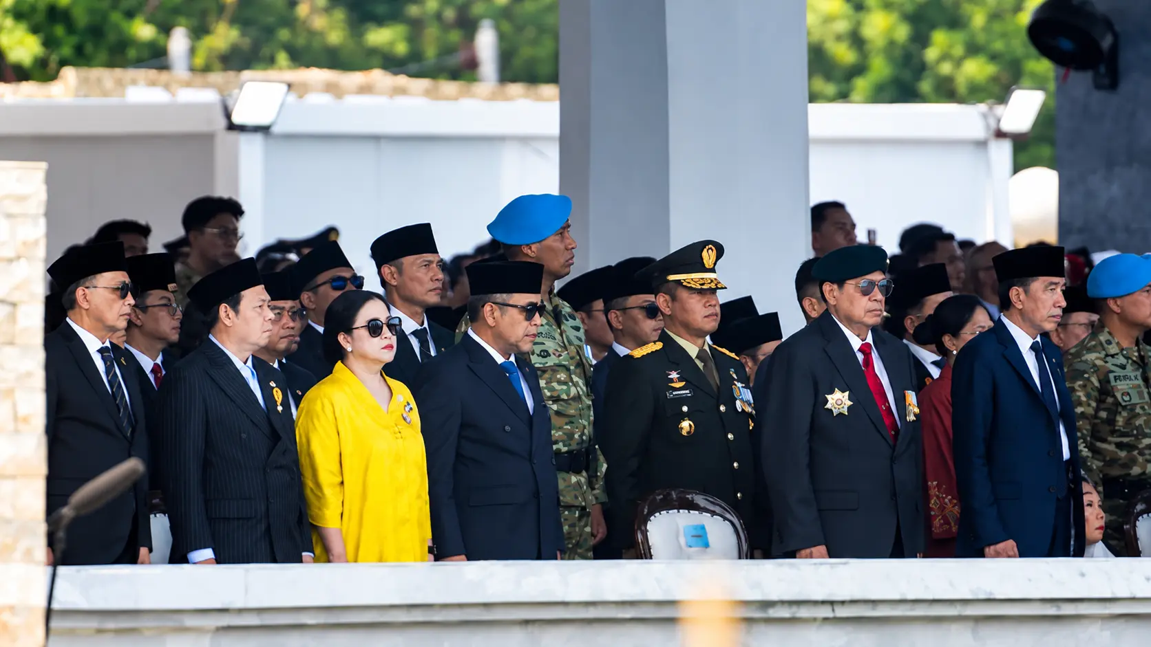 Jajaran pejabat dan prajurit TNI mengikuti upacara HUT ke-81 TNI
