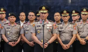 Suyudi Ario Seto dan jajaran Polri Suyudi Ario Seto bersama jajaran Polri dalam mutasi 88 perwira