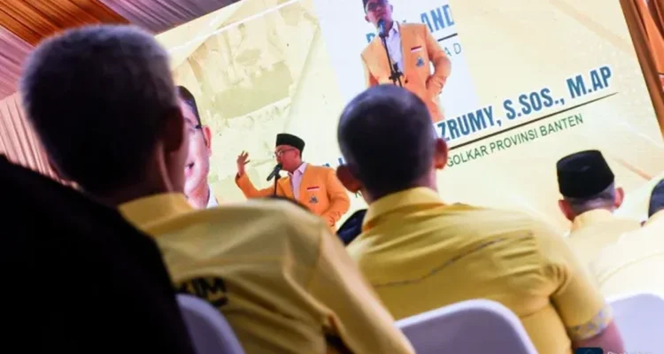 Andika Hazrumy berbicara di hadapan peserta dalam kegiatan Partai Golkar Banten.