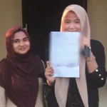 Dua warga Serang menunjukkan laporan polisi terkait dugaan calo kerja
