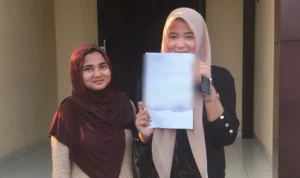 Dua Warga Serang Laporkan Dugaan Calo Kerja Dua warga Serang menunjukkan laporan polisi terkait dugaan calo kerja