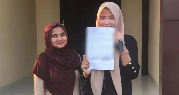 Dua warga Serang menunjukkan laporan polisi terkait dugaan calo kerja