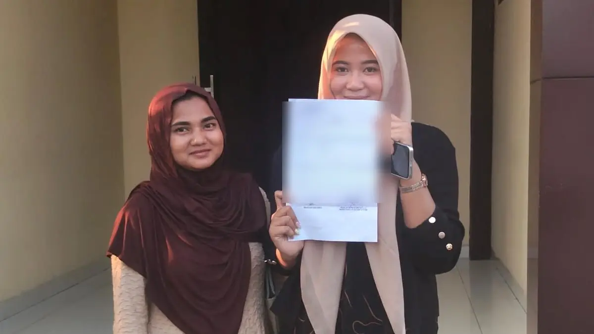 Dua warga Serang menunjukkan laporan polisi terkait dugaan calo kerja