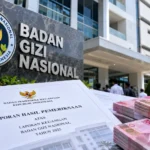 Gedung Badan Gizi Nasional dan ilustrasi dokumen pemeriksaan BPK terkait pengelolaan anggaran tahun 2025.
