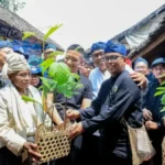 Kegiatan penyerahan bibit pohon dalam Gerakan Baduy Lestari di kawasan masyarakat adat Baduy, Lebak, Banten.