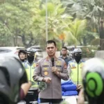 Kapolda Metro Jaya Dadang Hartanto berbicara di hadapan pengemudi ojek daring dalam kegiatan Sabtu Berkah.