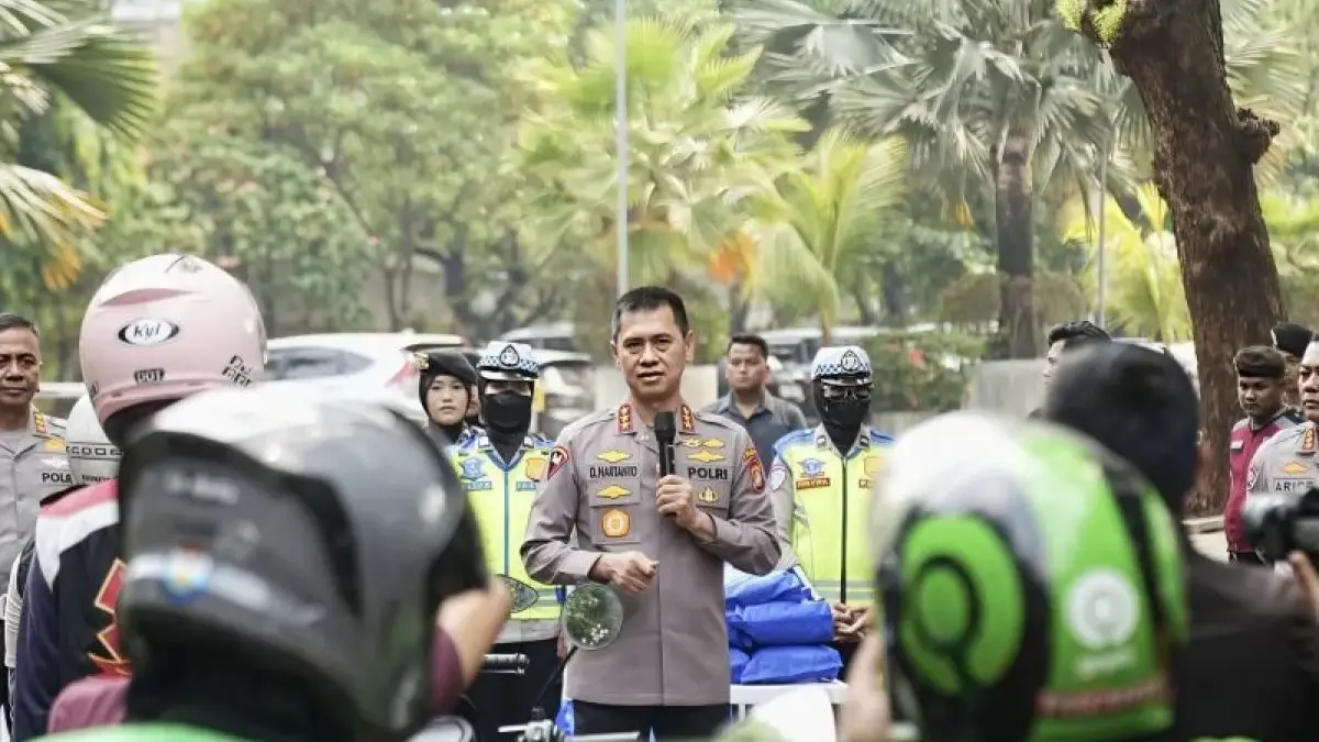 Kapolda Metro Jaya Dadang Hartanto berbicara di hadapan pengemudi ojek daring dalam kegiatan Sabtu Berkah.