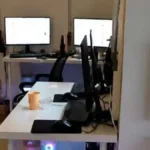 Deretan komputer di rumah KPAD Cijantung yang diduga digunakan untuk operasional judi online