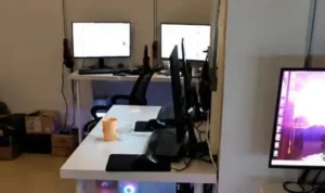 Markas Judi Online di KPAD Cijantung Deretan komputer di rumah KPAD Cijantung yang diduga digunakan untuk operasional judi online