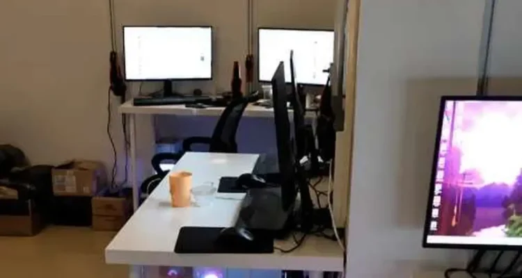 Deretan komputer di rumah KPAD Cijantung yang diduga digunakan untuk operasional judi online