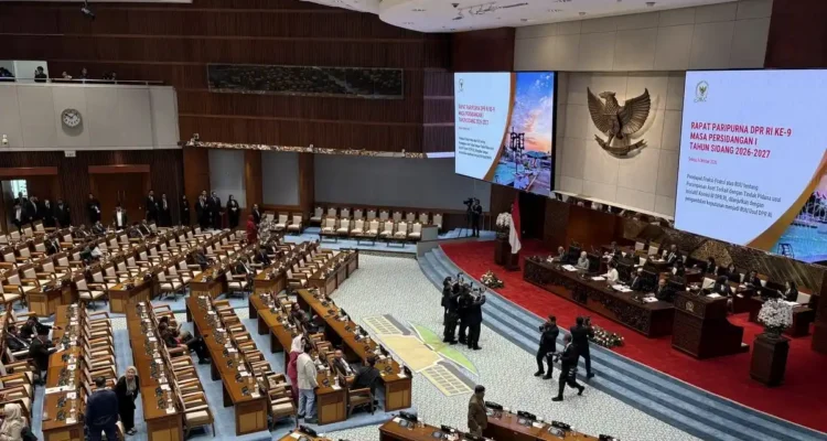 Rapat Paripurna DPR mengesahkan UU Pelindungan Ketenagakerjaan