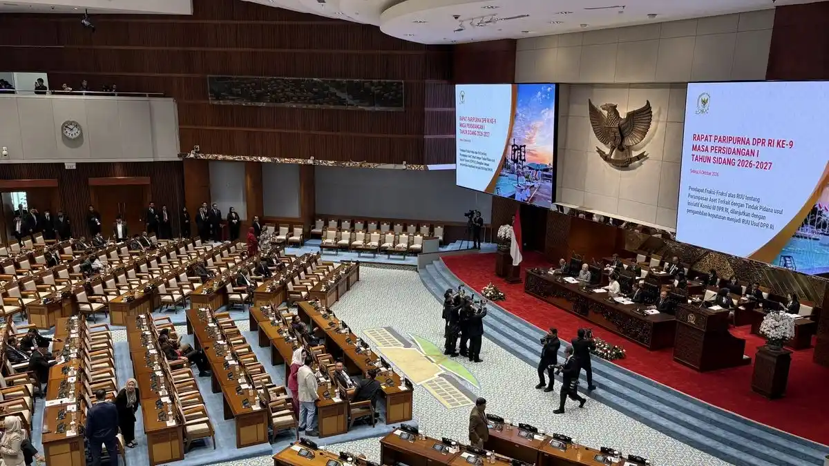 Rapat Paripurna DPR mengesahkan UU Pelindungan Ketenagakerjaan
